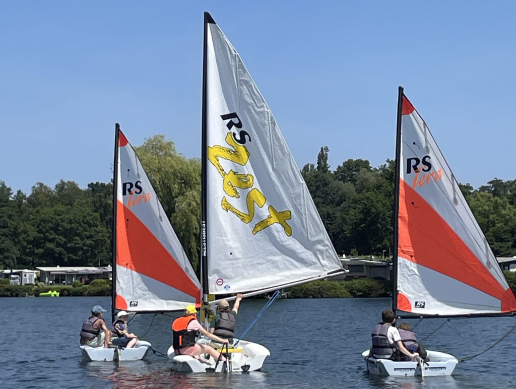 Jugendsegelboote auf dem Unterbacher See (Tera und Zest)